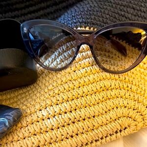 Alexander McQueen Black-grey Cat-Eye Sunglasses with sm.silver skulls on frame